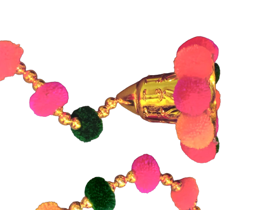 pompom-hanging-with-golden.png